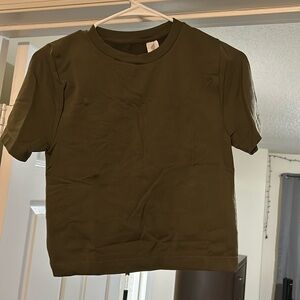 Women’s army green cropped tee